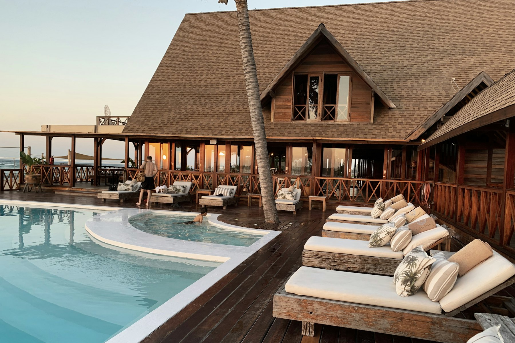 Terrasse et piscine d’un hébergement touristique à La Réunion